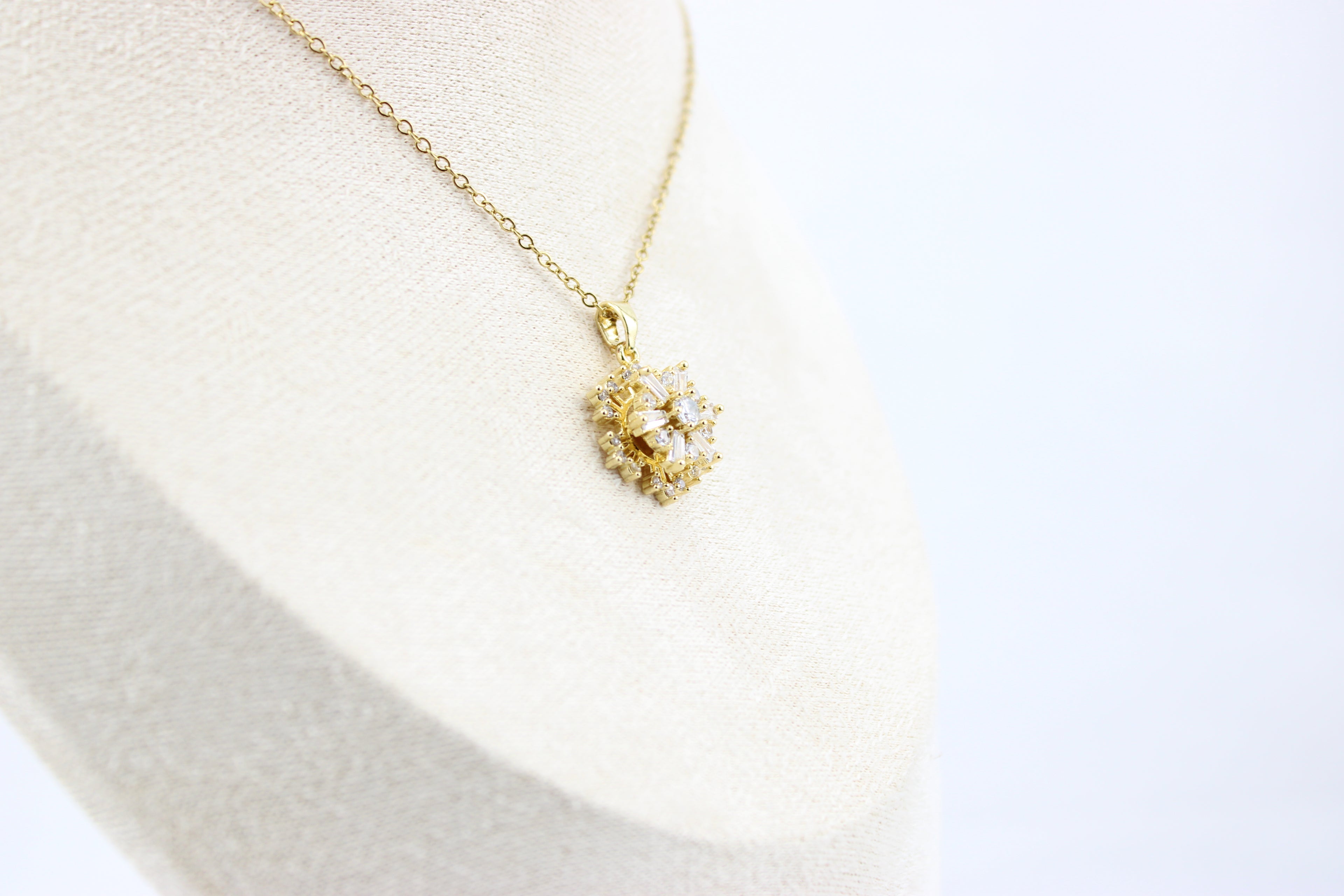 Golden Snowflake Bloom Necklace – 18K Real Gold Plated